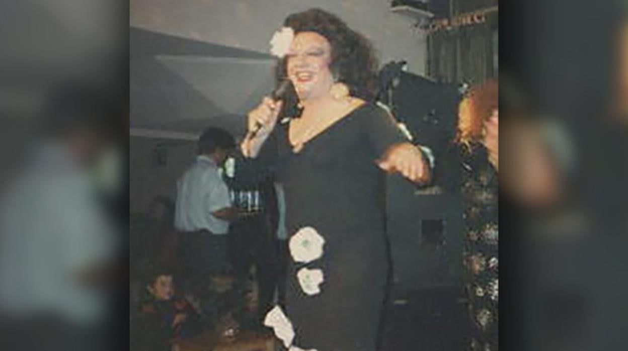 Lola Clavel en plena actuación en la sala Califa.