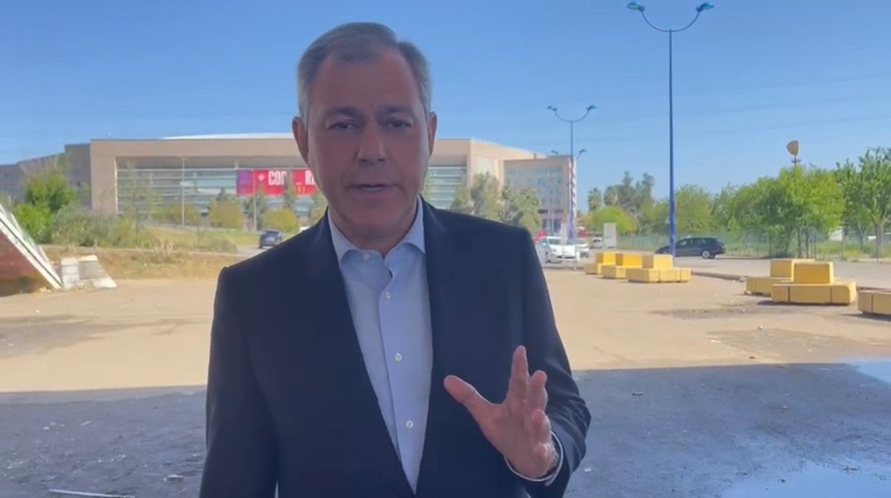 José Luis Sanz delante del estadio de la Cartuja