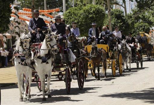 Hilera de coches de ballos en la Feria