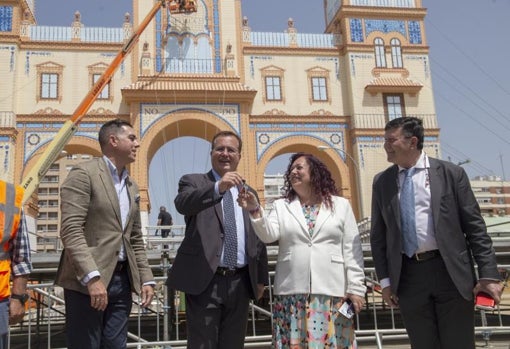 Acto de entrega de la obra de la portada