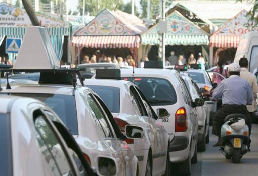 Cola de taxis en el Real de la Feria