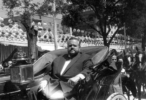 Orson Welles paseando por el real de la Feria en una calesa