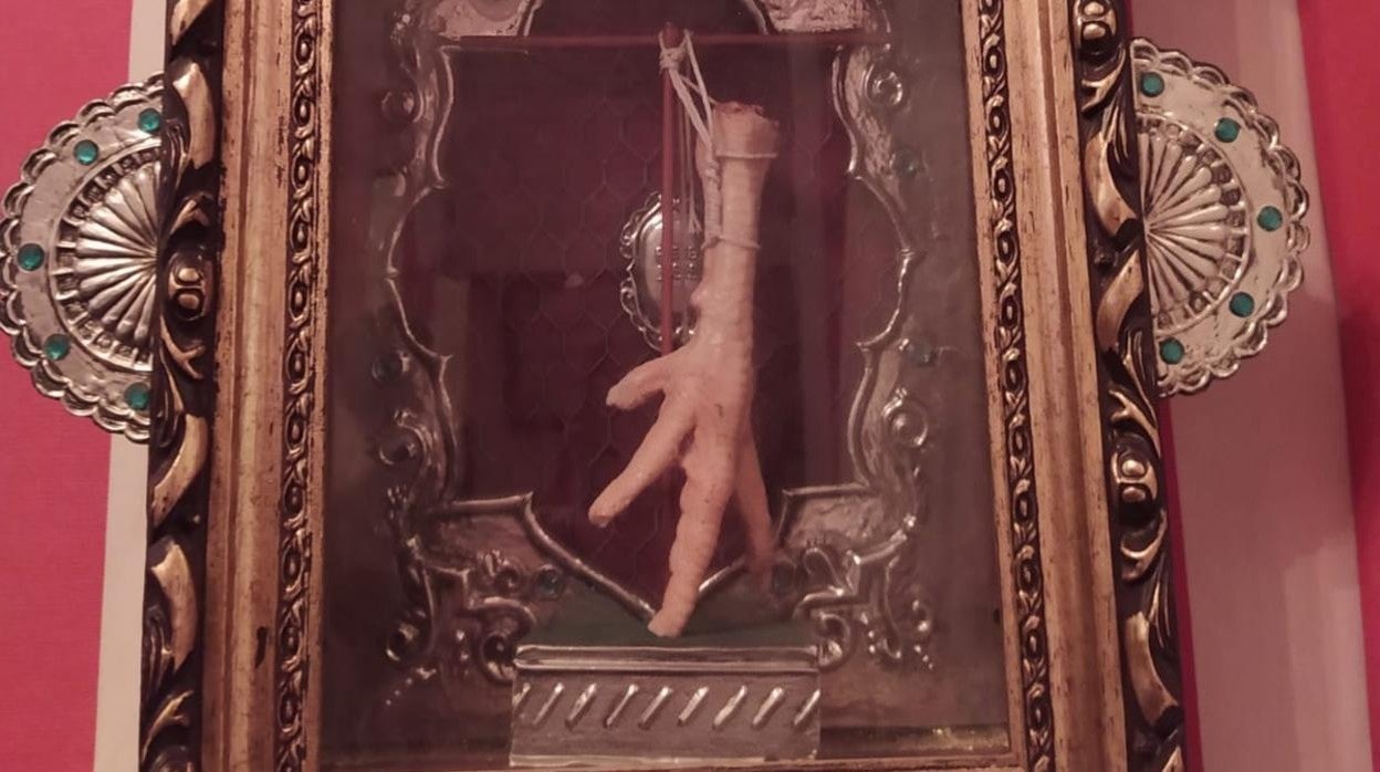 Una hornacina neobarroca, con fuerte acento kitch, guarda la pata de silicona que los hermanos veneran durante la Feria en la caseta de Antonio Bienvenida