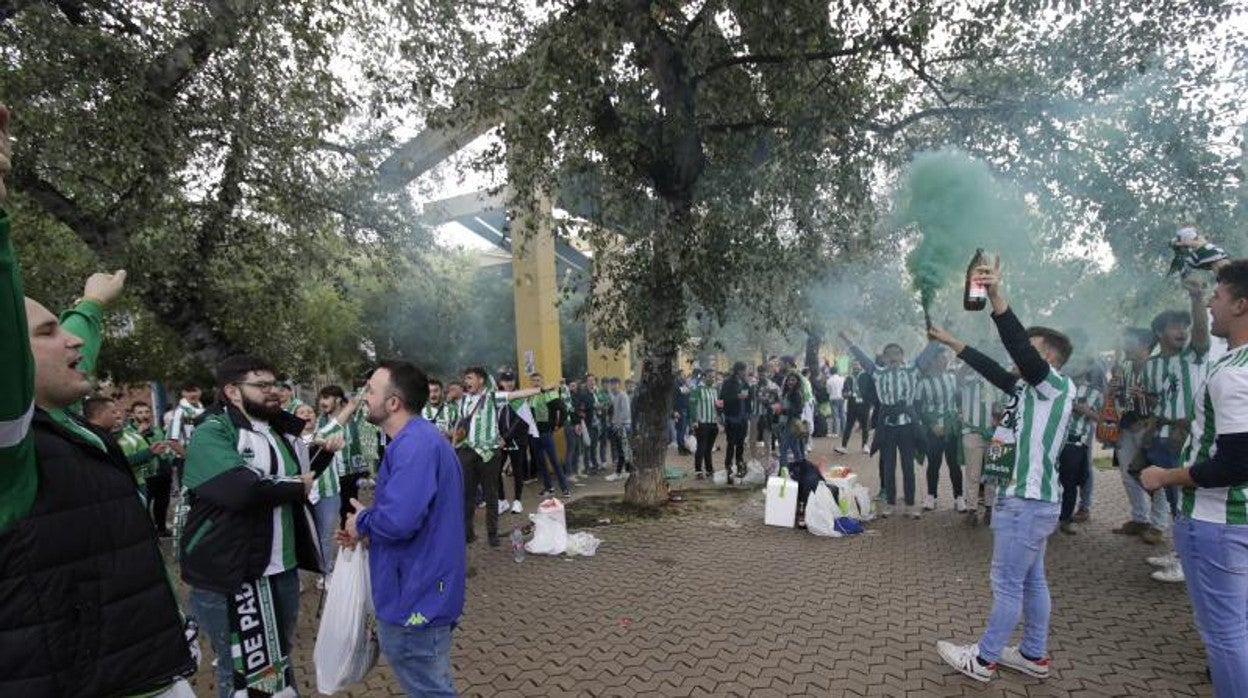 Concentración de aficionados durante la Copa de Rey en la Alameda