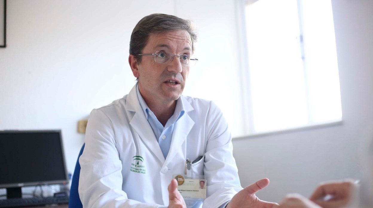José Miguel Cisneros es uno de los mayores expertos españoles en enfermedades infecciosas y dirige esta unidad en el Hospital Virgen del Rocío de Sevilla