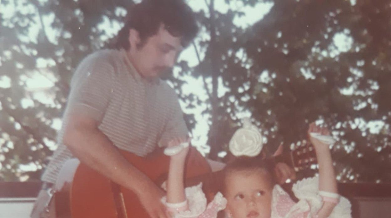 Luzbel tocándole unas sevillanas a su hija Vanesita