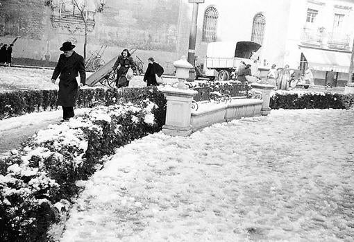 La plaza de la Encarnación tras la gran nevada de 1954