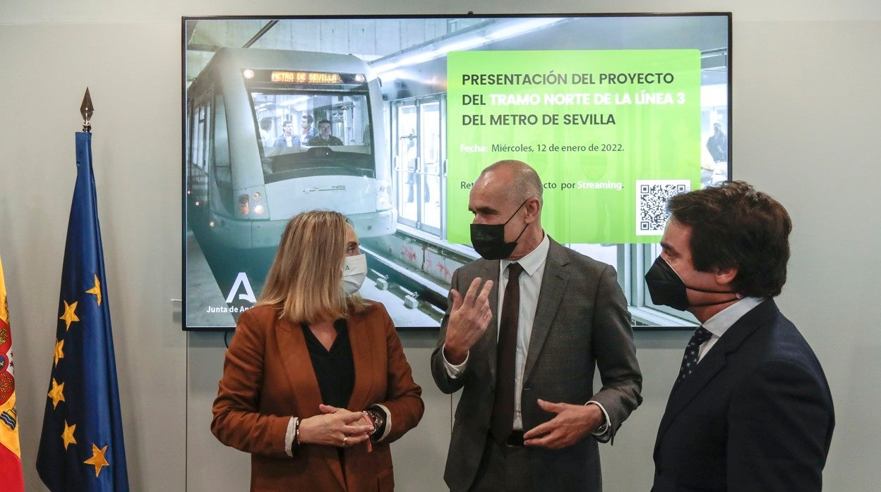 La consejera de Fomento y el alcalde, presentando el proyecto de la línea 3
