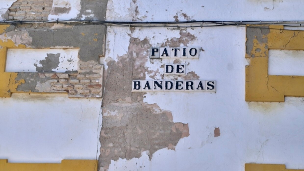 Desconchones en la fachada de situada en el Patio de Banderas junto al Callejón de la Judería