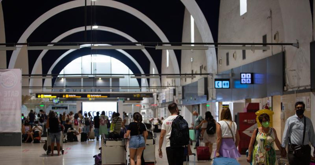 Pasajeros en el vestíbulo del aeropuerto de Sevilla