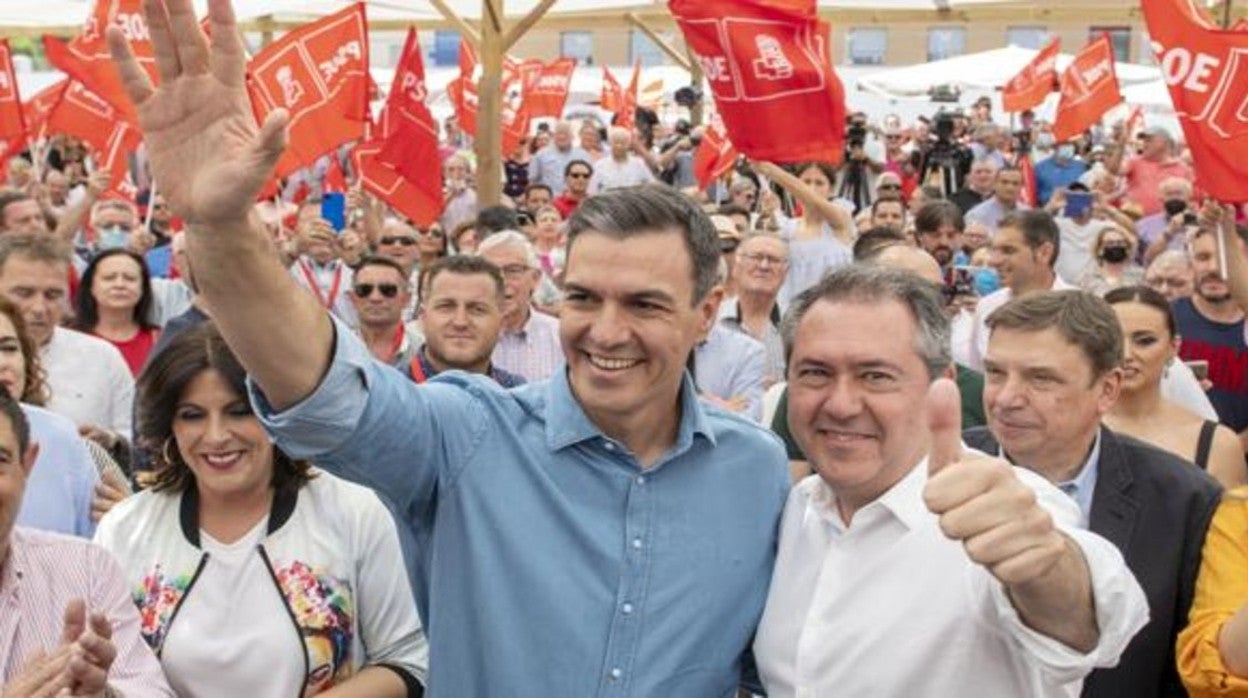 Pedro Sánchez y Juan Espadas, en un mitin