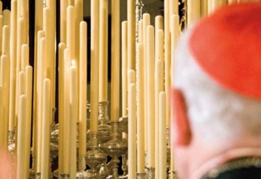 Amigo Vallejo observa el paso de la Amargura el 14 de marzo de 2008, el primero de la Semana Santa de Sevilla que dedicó un cirio al donante de órganos. Hoy son 42 cofradías la que lo llevan, aparte de las de Gloria y las de muchos pasos de los pueblos de la provincia