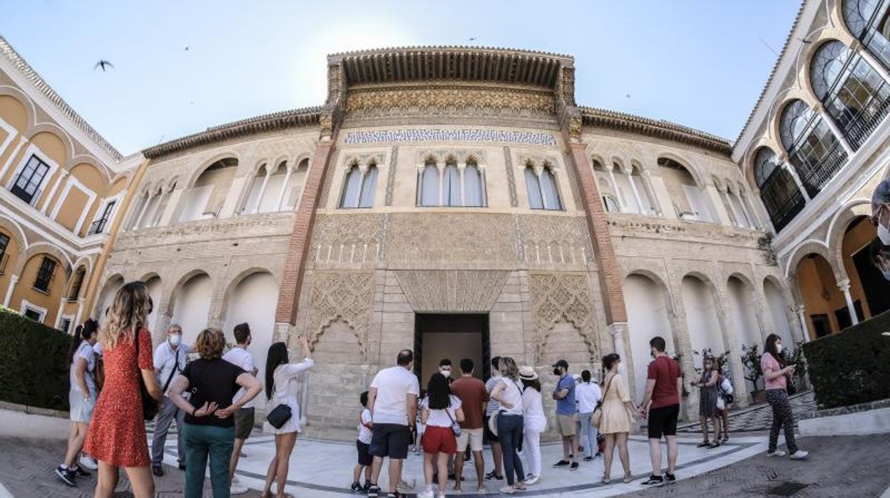Un grupo de visitantes en el Real Alcázar de Sevilla