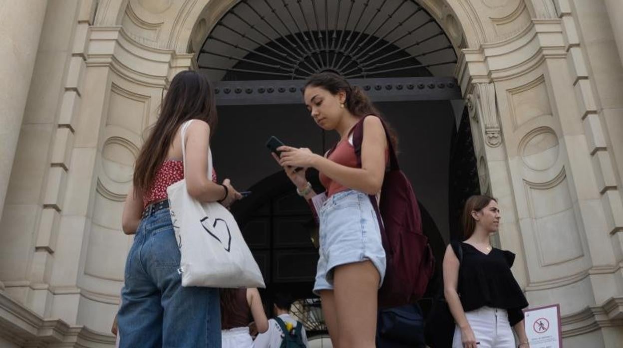 Estudiantes en los exámenes de Selectividad en Sevilla