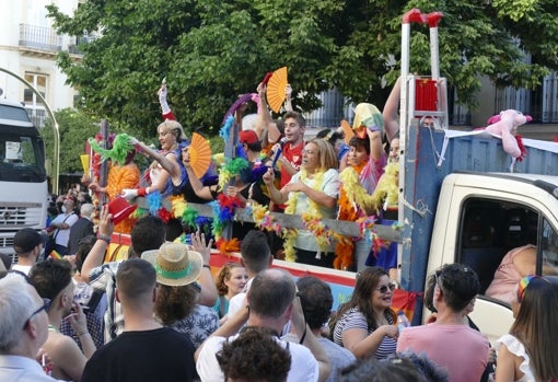 Una de las carrozas del Orgullo, en la Puerta de la Carne