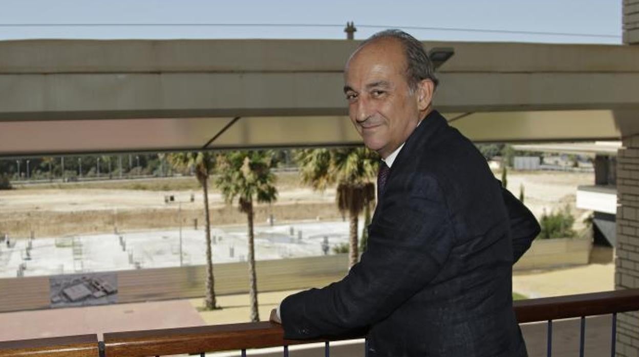 Gabriel Pérez Alcalá frente al futuro edificio para ampliar la Loyola