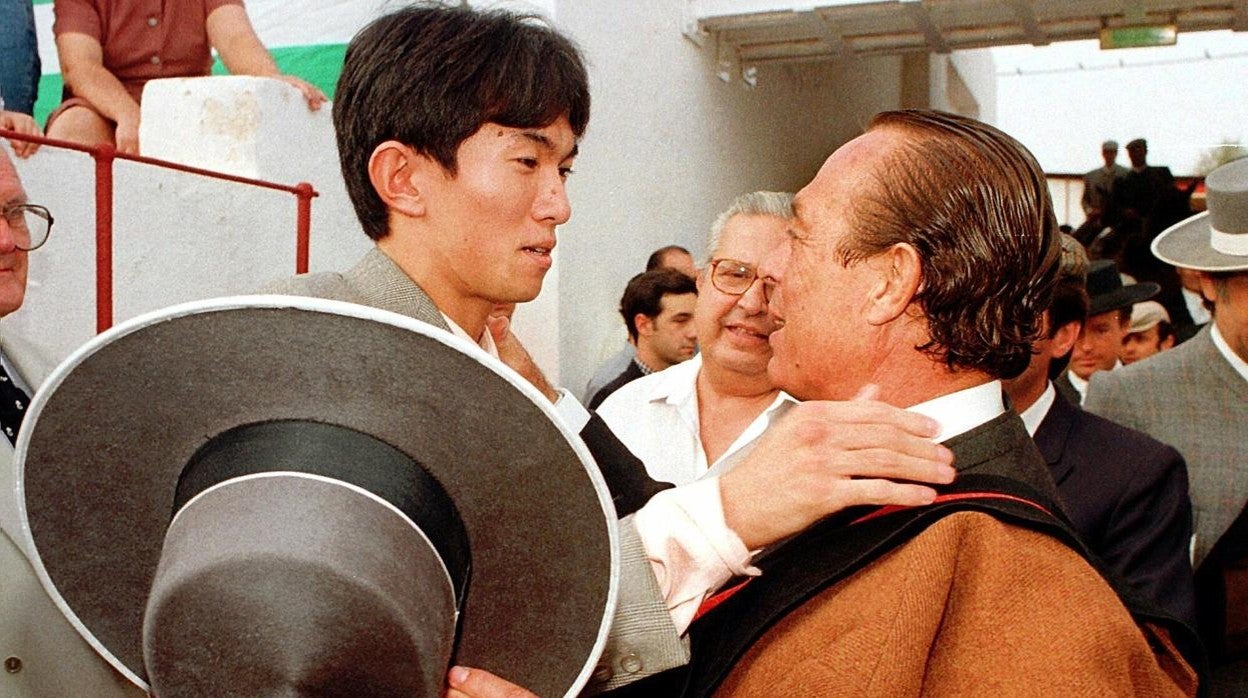 El Niño del Sol Naciente junto a Curro Romero en 1997, cuando Atushiro Shimoyama recibió un festival de homenaje