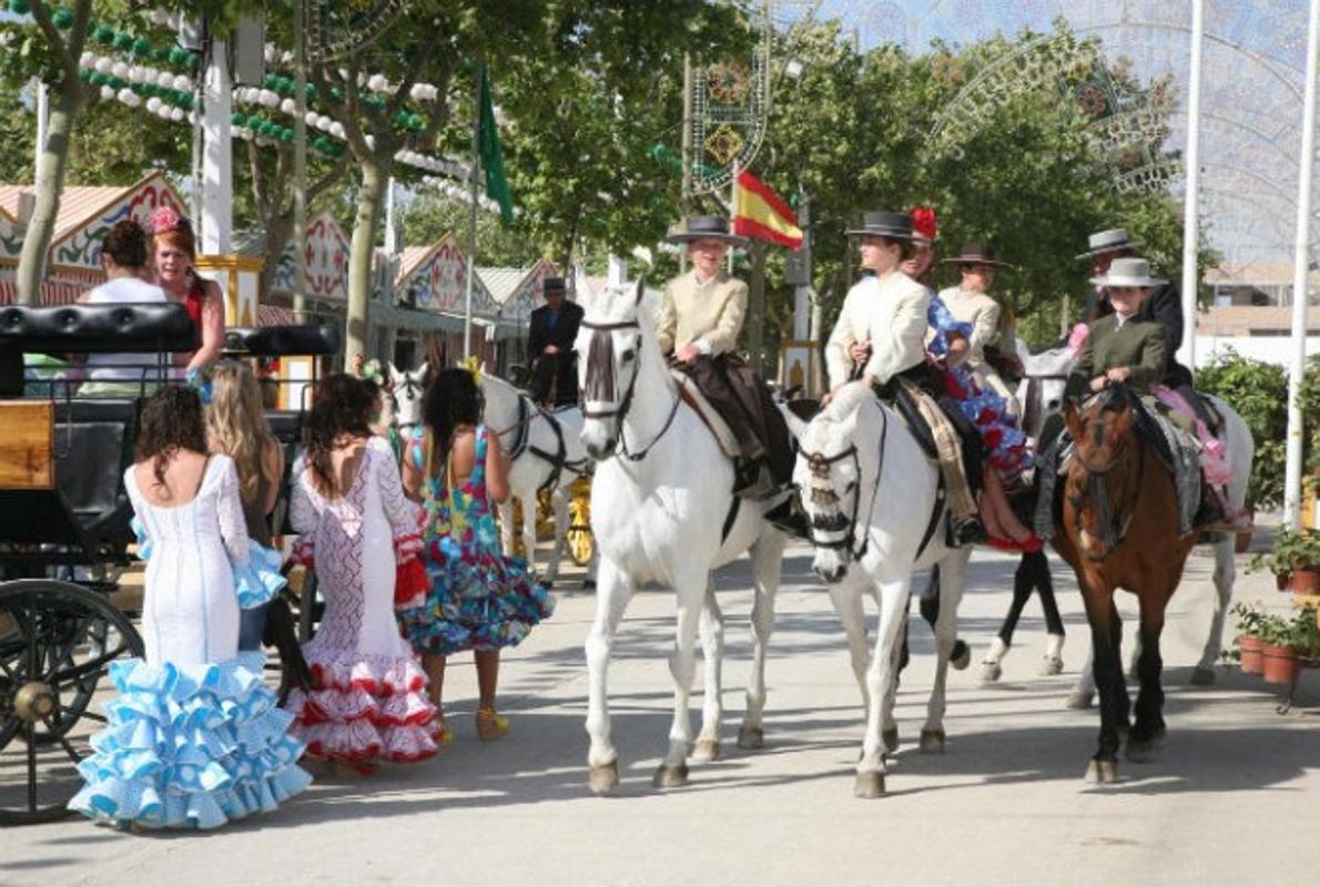 Caballos y flamencas en la Feria de la Urta de Rota. Fuente: andalucia.org