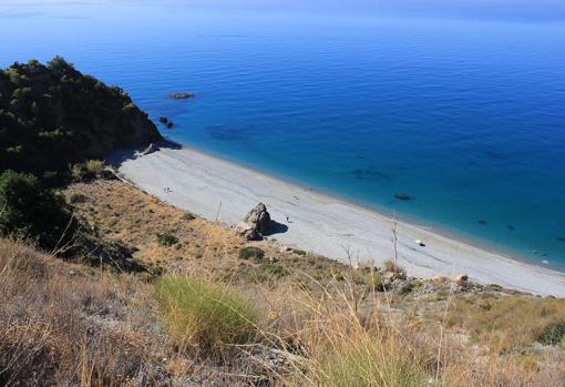 Una de las calas idílicas que se esconden entre los acantilados