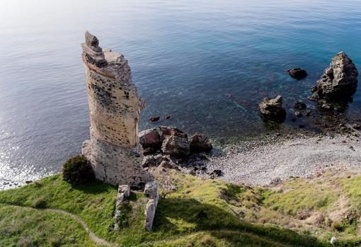 Torre del Río de la Miel, una de las muchas almenaras que hay salpicadas por la costa