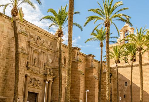 Fachada principal de la Catedral de Almería.