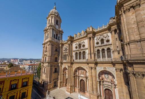 Fachada principal de la Catedral en la Plaza del Obispo