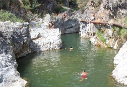 Una de las pozas en el curso del río