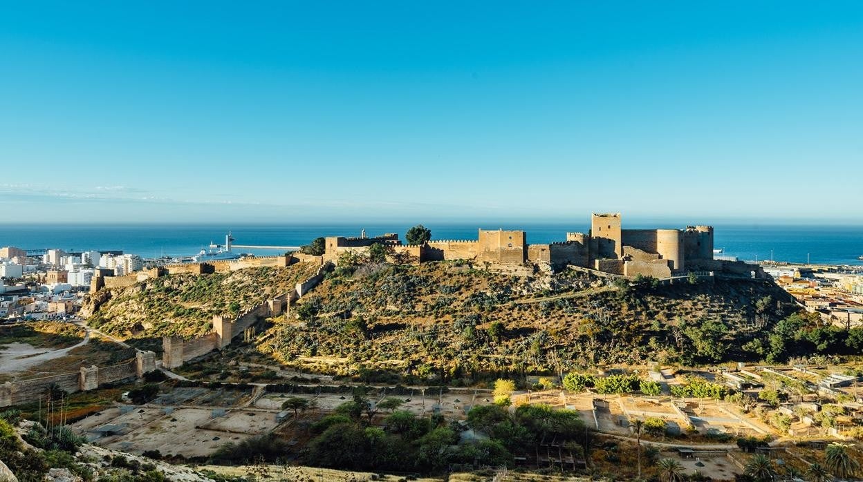 La Alcazaba preside la ciudad de Almería desde donde se pueden observar los diferentes barrios.