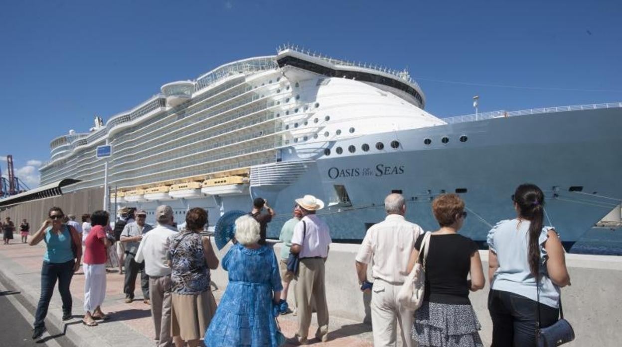 Escala del Oasis of the Sea en el Puerto de Málaga