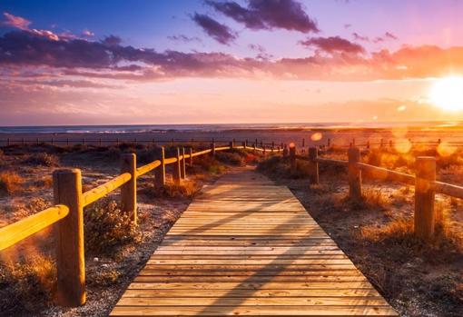 Puesta de sol en El Toyo en Almería capital.