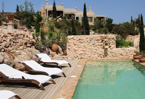 Piscina al aire libre del complejo La Joya de Cabo de Gata.