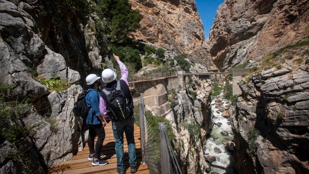 Un paseo de vértigo por los grandes cañones de la provincia de Málaga