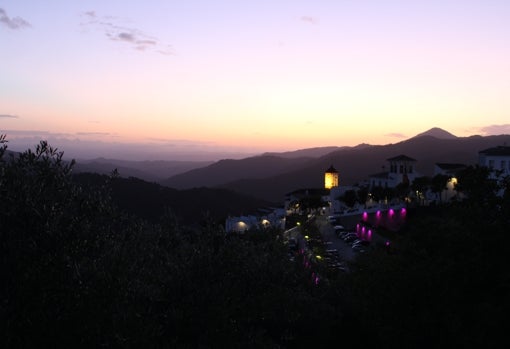 Vista nocturna del bello pueblo de Genalguacil