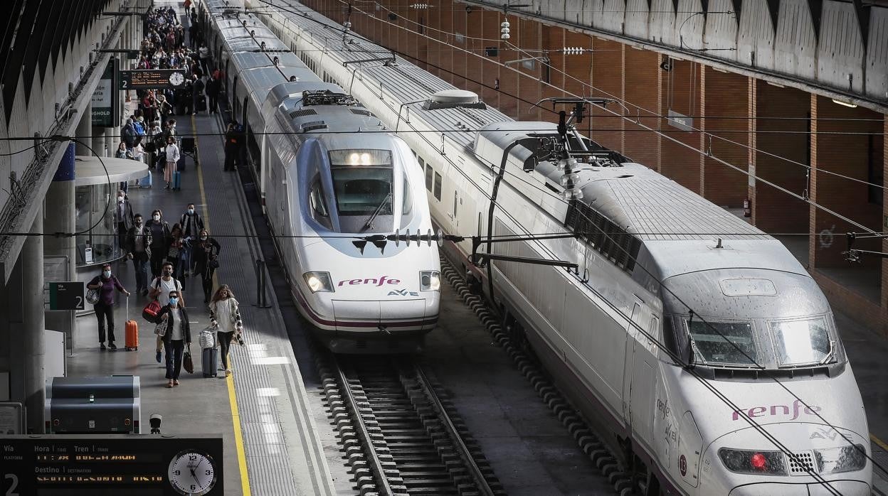 Trenes AVE en la estación de Santa Justa