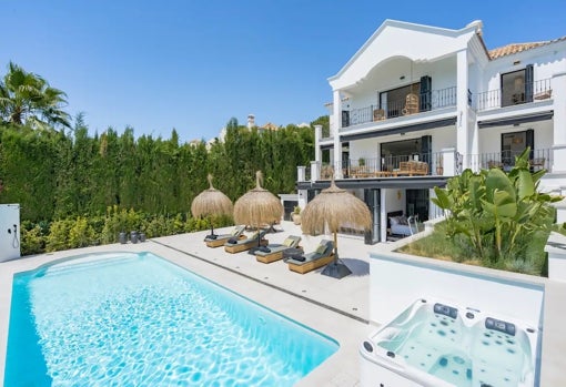 Zona exterior de la casa con jacuzzi y piscina