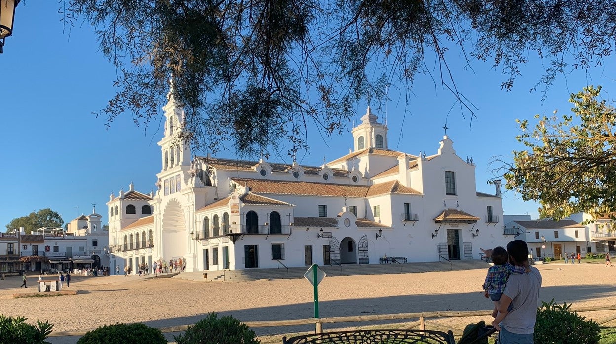 La ermita al atardecer es una de las estampas más bonitas del verano en la Aldea