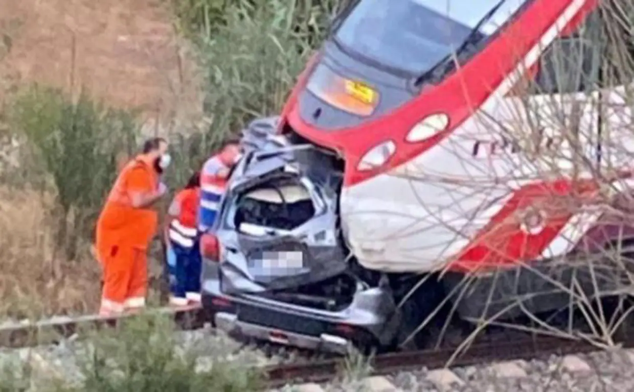 Desventaja Agarrar cabina Muere una joven de 25 años tras ser arrollado su coche por un tren de  cercanías en Álora (Málaga)
