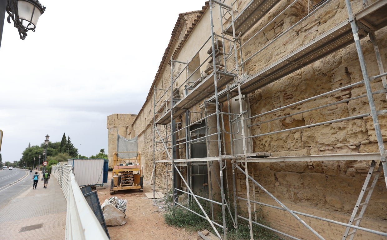 Las obras del muro sur del Alcázar de Córdoba destapan restos del edificio primitivo