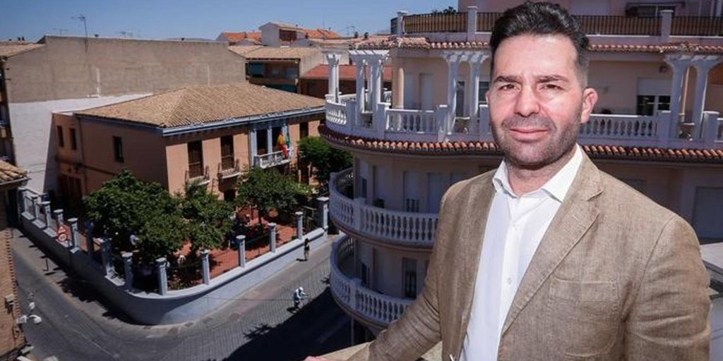 El socialista Noel López se niega a dejar la Mesa del Parlamento tras verse involucrado en un 