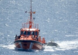 Encuentran vivo a uno de los cuatro desaparecidos de una patera que se tiró al mar cuando llegó Salvamento en Almería