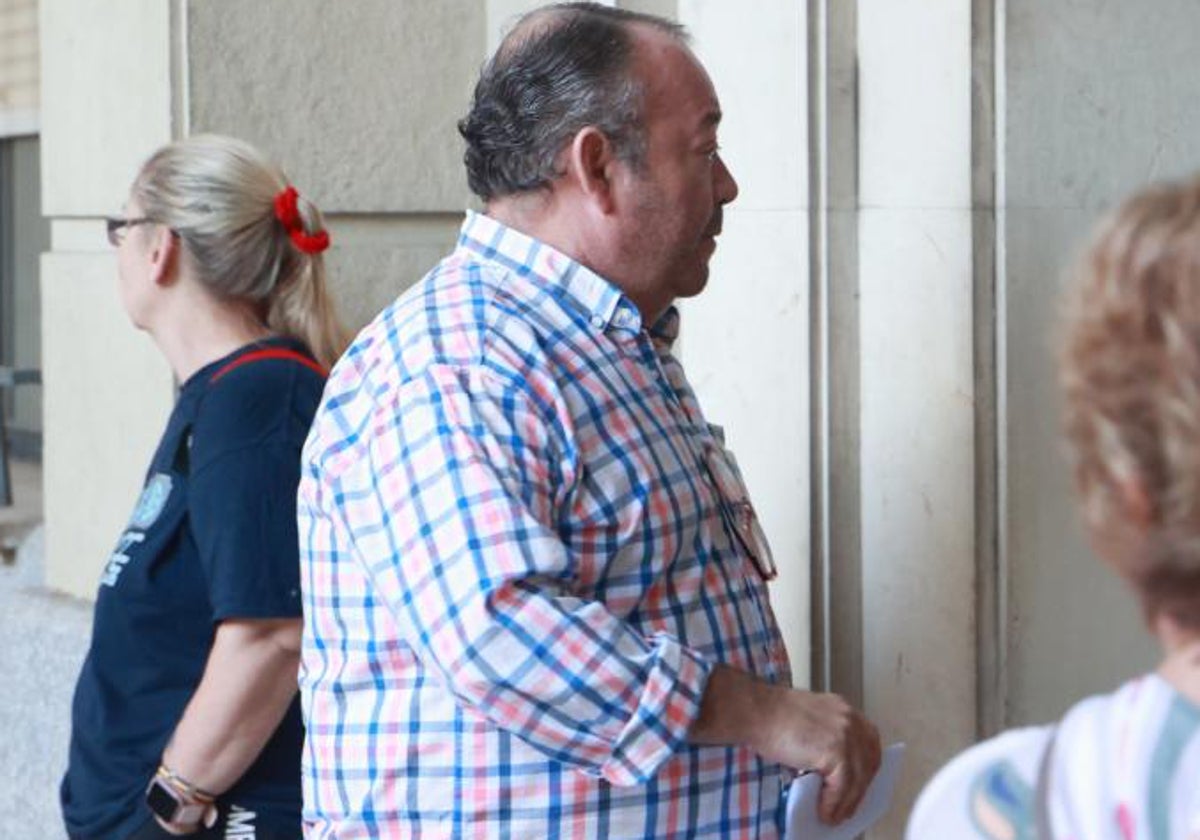 Juan Francisco Algarín, llegando a la Audiencia de Sevilla el pasado martes