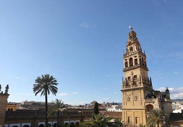 Un turista chino estrella un dron contra la torre de la Mezquita-Catedral de Córdoba