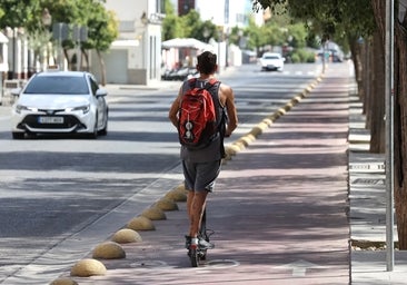 En estado crítico un hombre tras sufrir una caída del patinete eléctrico en el que circulaba por la Ribera