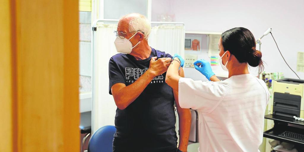 Andalusia launches coronavirus and influenza vaccination campaign for people over 70 years old