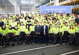 El presidente de la Junta posa con empleados de Lidl en su nuevo centro logístico de Granada