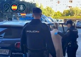 Dos agentes de Policía con la falsa cuidadora de ancianos detenida en Almería.
