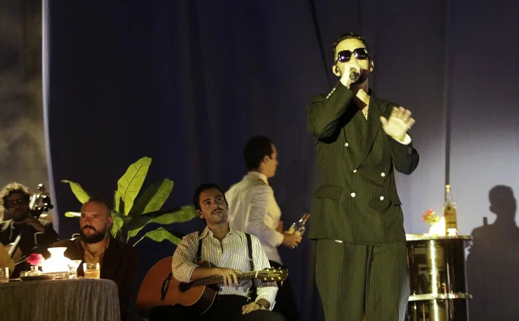 El cantautor C. Tangana durante su actuación en la Plaza de España de Sevilla