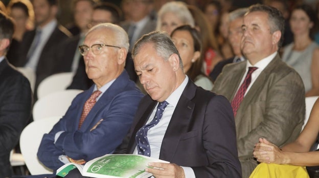 José Luis Sanz, alcalde de Sevilla, junto a Eustasio Cobreros, presidente de la Fundación San Telmo