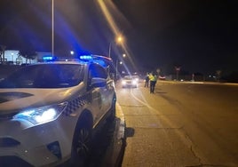 Una fiesta ilegal de Halloween en La Puebla del Río acaba con un padre y su hijo heridos de gravedad