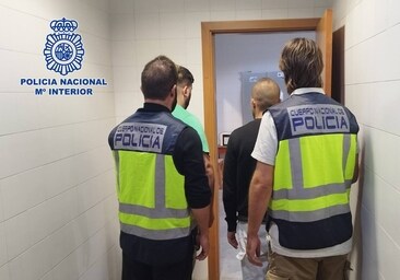 Los dos detenidos por atracar a una mujer en Alcalá de Guadaíra
